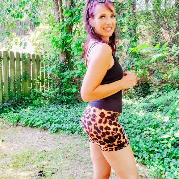 Ribbed yoga shorts NWT - Picture 3 of 3